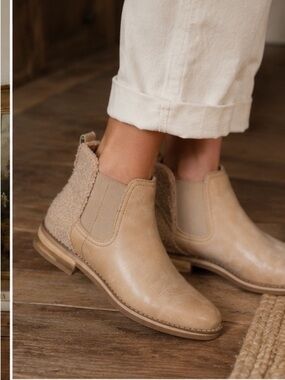 TOMS ($160) Shearling Chelsea Booties Beige Tan Cozy Cottagecore Ankle Sz 7